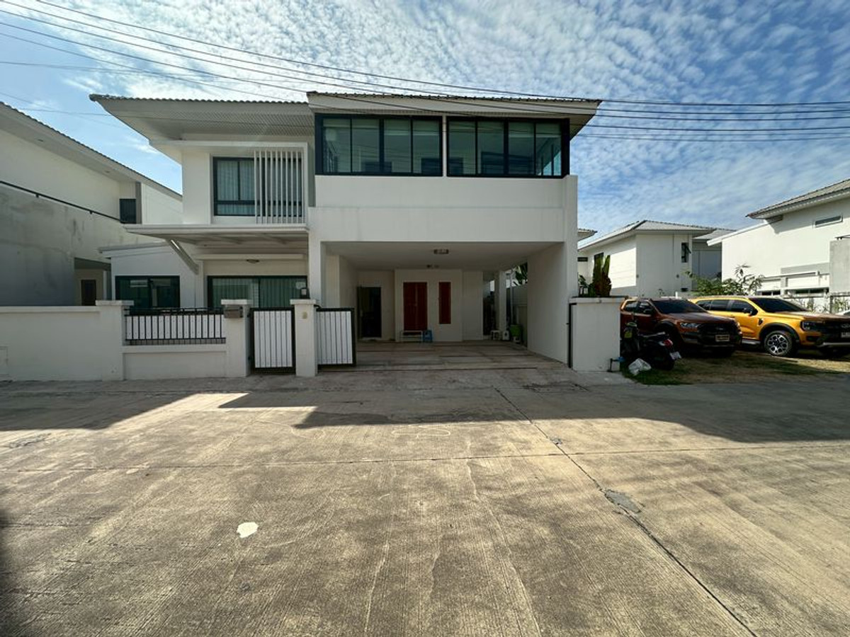 For RentHousePattaya, Bangsaen, Chonburi : Two-story detached house for rent in The Complete Sriracha project. Brand new house, never been occupied.
