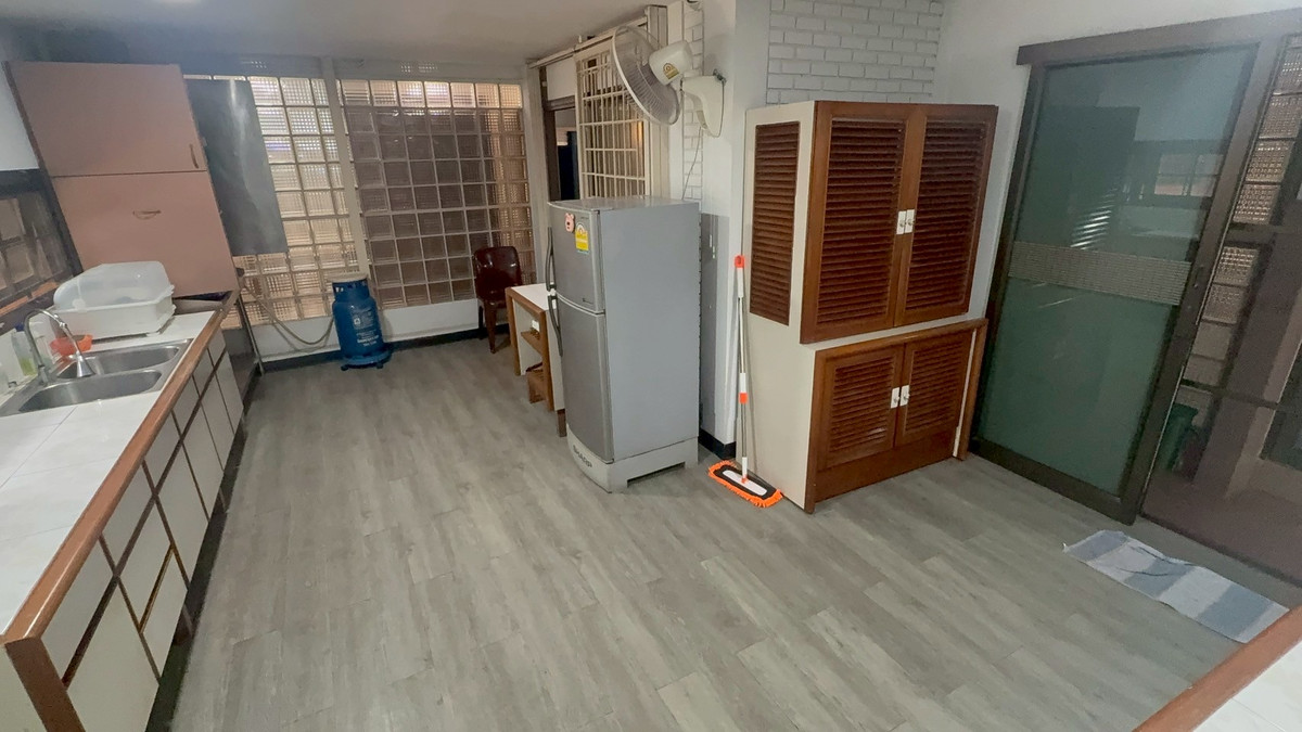 For RentHousePattanakan, Srinakarin : Large detached house, lots of space, quiet, private, next to the expressway, near Thonglor.