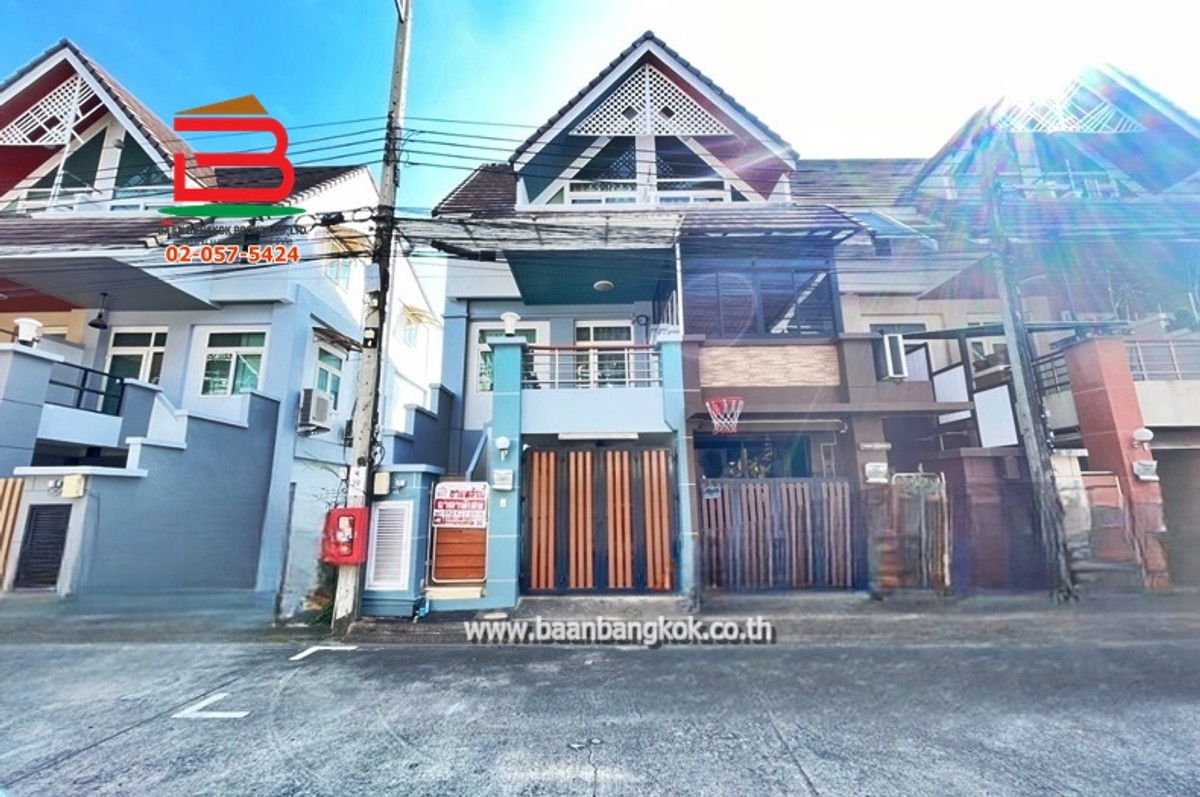 For SaleTownhomeLadprao101, Happy Land, The Mall Bang Kapi : Townhome, Merit Place Village (Lat Phrao 87, Intersection 10), area 18.8 sq m., near CDC, along the expressway, Lat Phrao Road, Wang Thonglang Subdistrict. Wang Thonglang District