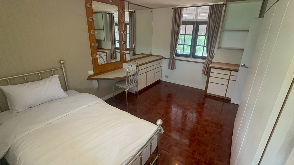 For RentHousePattanakan, Srinakarin : Large detached house, lots of space, quiet, private, next to the expressway, near Thonglor.