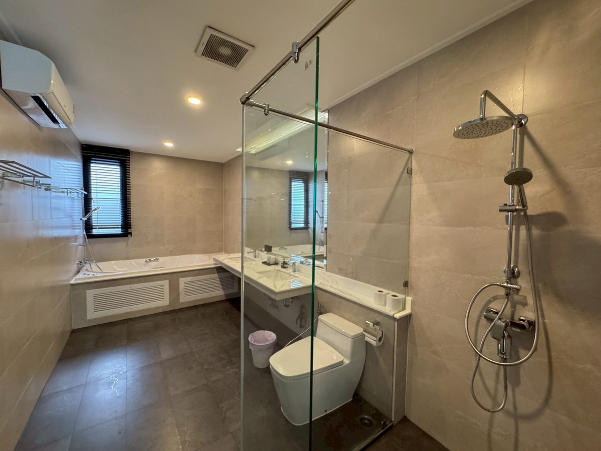 For RentHouseSukhumvit, Asoke, Thonglor : Luxury newly built house with 1,000 sq.m. of usable area, featuring a private swimming pool ** NO CO-AGENT ** 