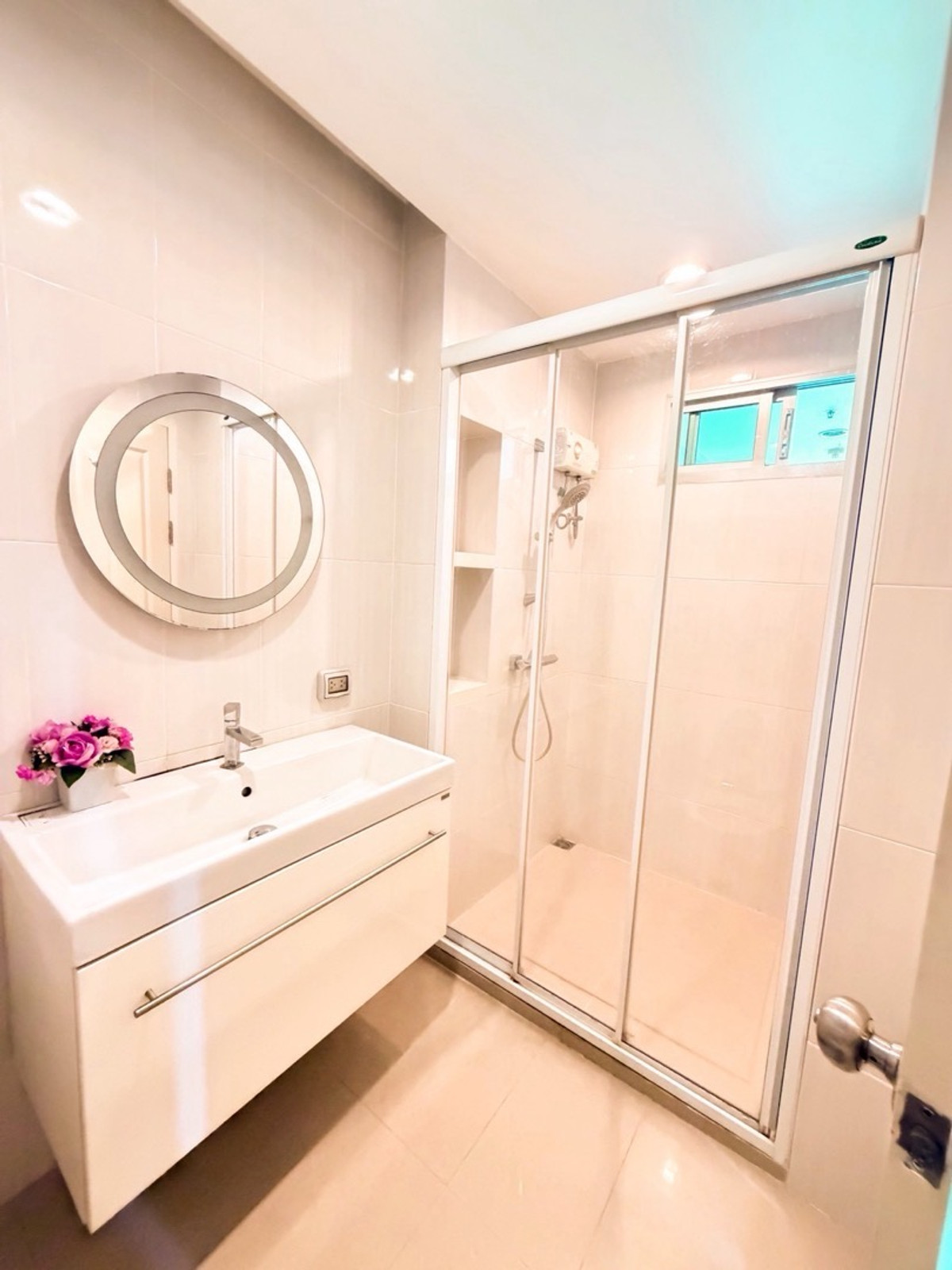 For RentCondoLadprao, Central Ladprao : For rent, 2 bedrooms, 67 sq m, north side, price 28,000 baht, if interested, make an appointment to view 0808144488