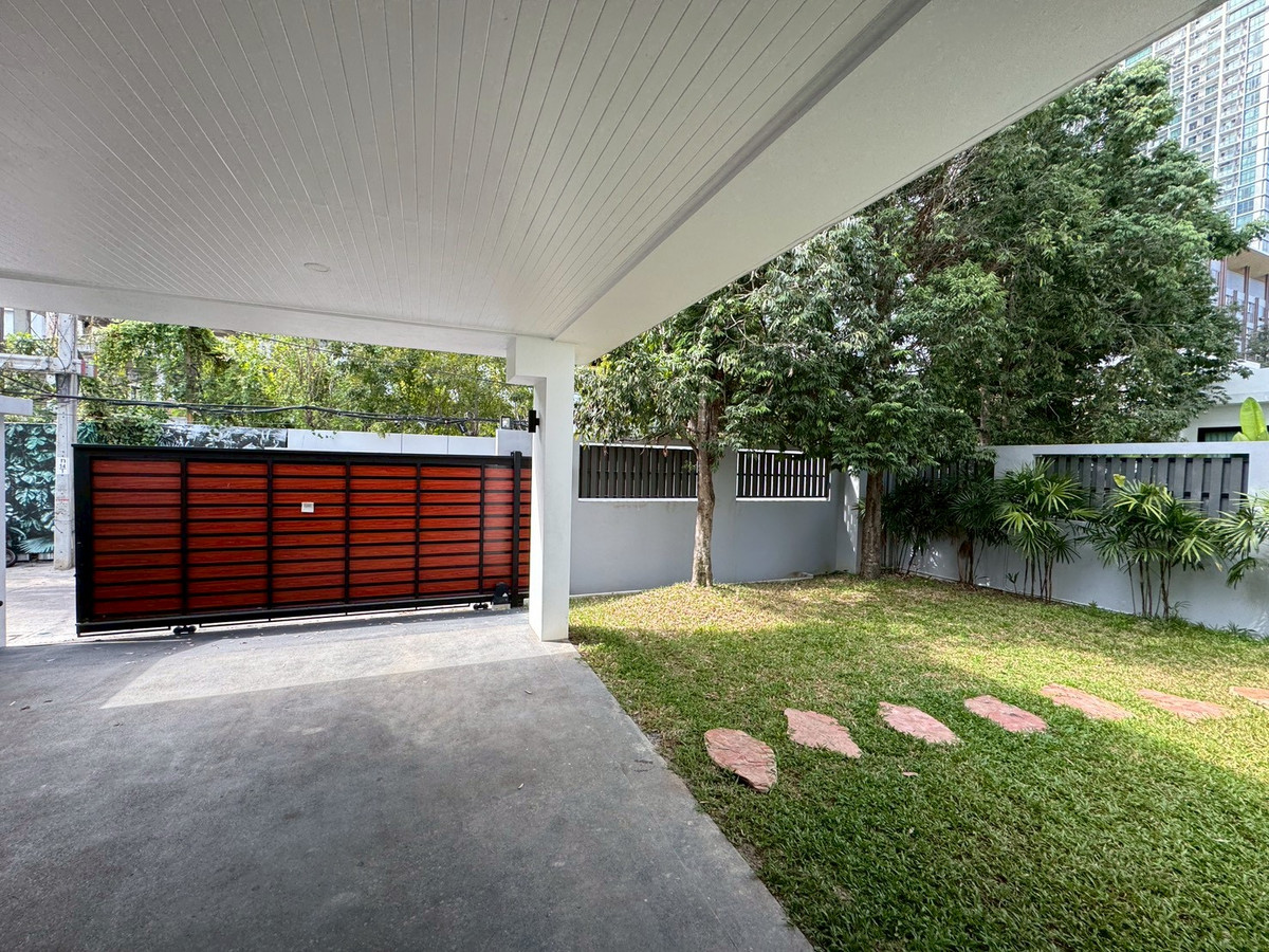 For RentHouseSukhumvit, Asoke, Thonglor : Luxury newly built house with 1,000 sq.m. of usable area, featuring a private swimming pool ** NO CO-AGENT ** 