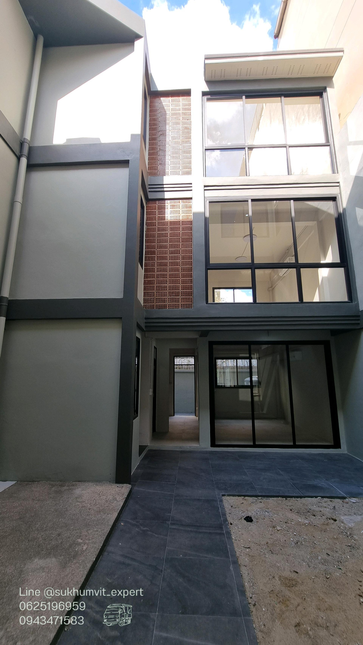 For RentHome OfficeSukhumvit, Asoke, Thonglor : For Rent: Large Building, Total Area 300 sq.m., 2 BuildingsSuitable for showroom, studio, restaurant, office, and various types of businesses