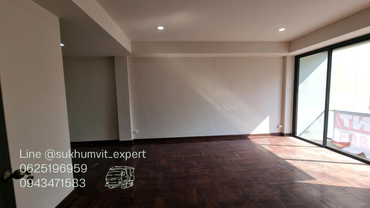 For RentHome OfficeSukhumvit, Asoke, Thonglor : For Rent: Large Building, Total Area 300 sq.m., 2 BuildingsSuitable for showroom, studio, restaurant, office, and various types of businesses