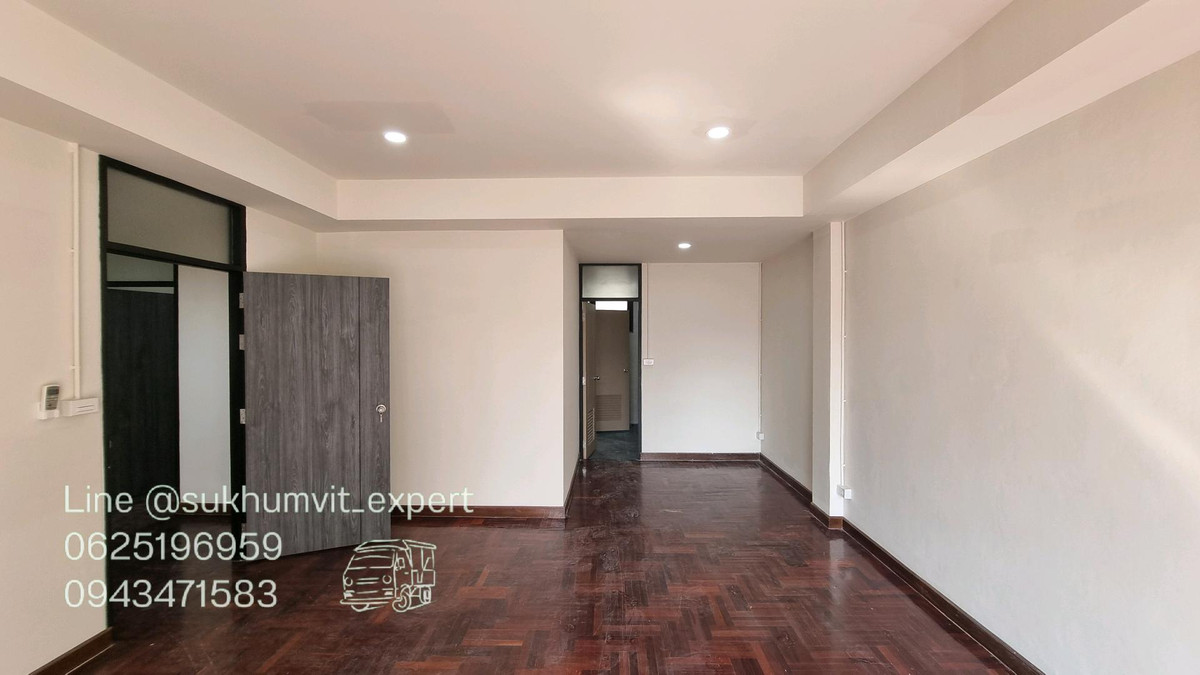 For RentRetail SpaceSukhumvit, Asoke, Thonglor : For Rent: Large Building, Total Area 300 sq.m., 2 BuildingsSuitable for showroom, studio, restaurant, office, and various types of businesses