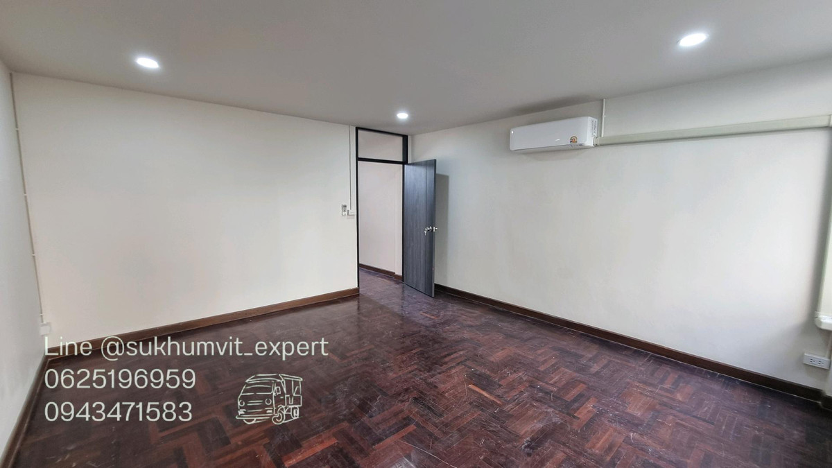 For RentHome OfficeSukhumvit, Asoke, Thonglor : For Rent: Large Building, Total Area 300 sq.m., 2 BuildingsSuitable for showroom, studio, restaurant, office, and various types of businesses