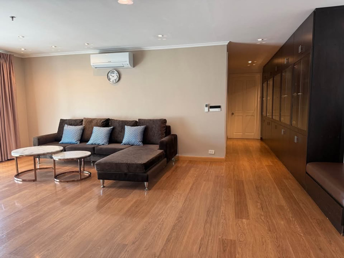 ให้เช่าคอนโดสุขุมวิท อโศก ทองหล่อ : Family-Size 3 beds Condo in Asoke – Low Rise