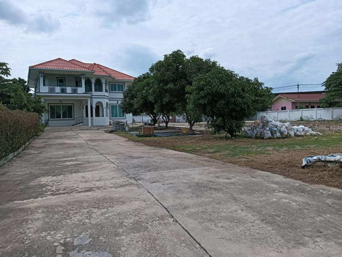 For RentHousePattanakan, Srinakarin : 2-story detached house for rent, large house on an area of ​​almost 1 rai, New Krungthep Kreetha Road, Hua Mak Subdistrict, Bang Kapi District.