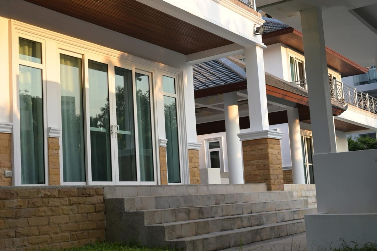 ขายบ้านพัทยา บางแสน ชลบุรี สัตหีบ : 🔥ขาย บ้านเดี่ยวหรู พัทยา เขาพระตำหนัก พร้อมสระว่ายน้ำ | 4 ห้องนอน 5 ห้องน้ำ | ใกล้หาดยินยอม ใกล้ทะเล | เหมาะอยู่อาศัย & ลงทุน | ที่ดินเกือบ 1 ไร่