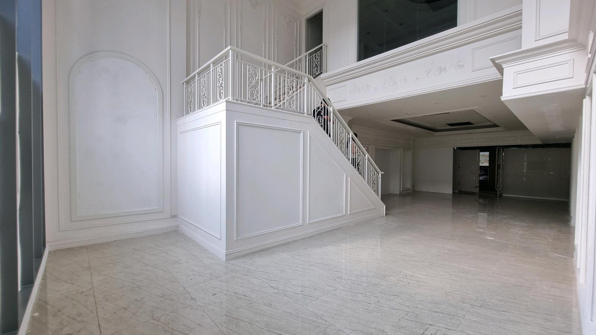 For RentRetail SpaceSukhumvit, Asoke, Thonglor : Space for rent, Thonglor 2 stories 
 size 182.7 square meters 
 1,500 baht / square