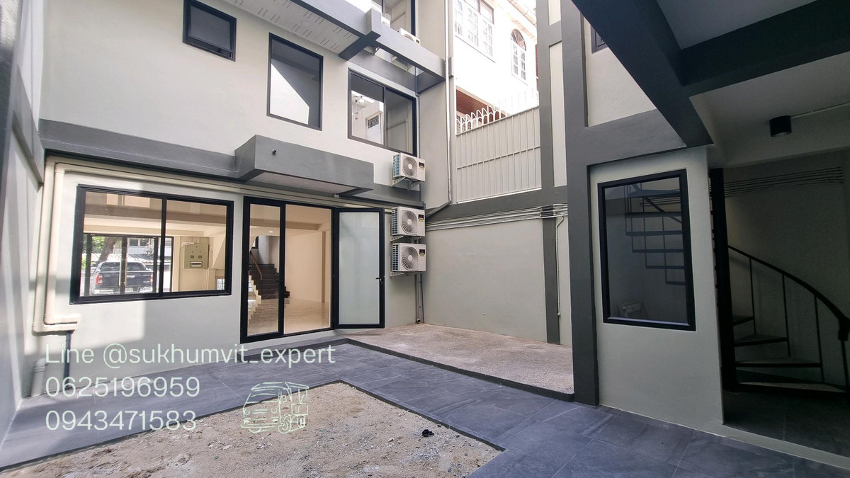 For RentRetail SpaceSukhumvit, Asoke, Thonglor : For Rent: Large Building, Total Area 300 sq.m., 2 BuildingsSuitable for showroom, studio, restaurant, office, and various types of businesses