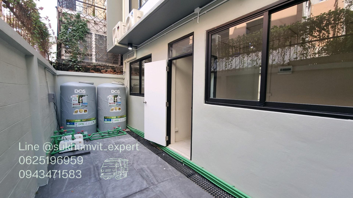 For RentRetail SpaceSukhumvit, Asoke, Thonglor : For Rent: Large Building, Total Area 300 sq.m., 2 BuildingsSuitable for showroom, studio, restaurant, office, and various types of businesses