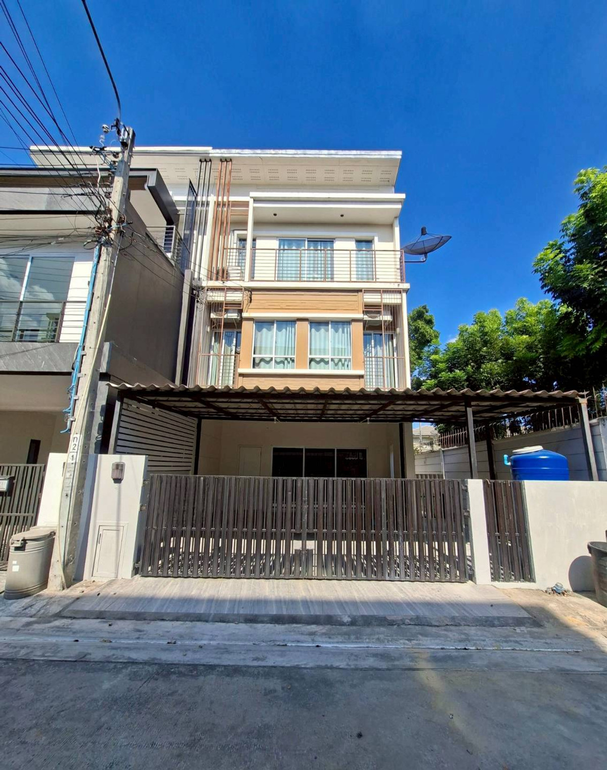 ให้เช่าทาวน์โฮมพัฒนาการ ศรีนครินทร์ : ให้เช่าทาวน์โฮม 3 ชั้น หมู่บ้านวิลเลตซิตี้ ทำเลดีพร้อมอยู่ ใกล้ APL หัวหมาก (N.1947)