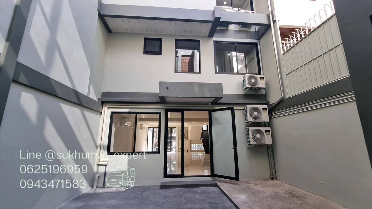 For RentRetail SpaceSukhumvit, Asoke, Thonglor : For Rent: Large Building, Total Area 300 sq.m., 2 BuildingsSuitable for showroom, studio, restaurant, office, and various types of businesses