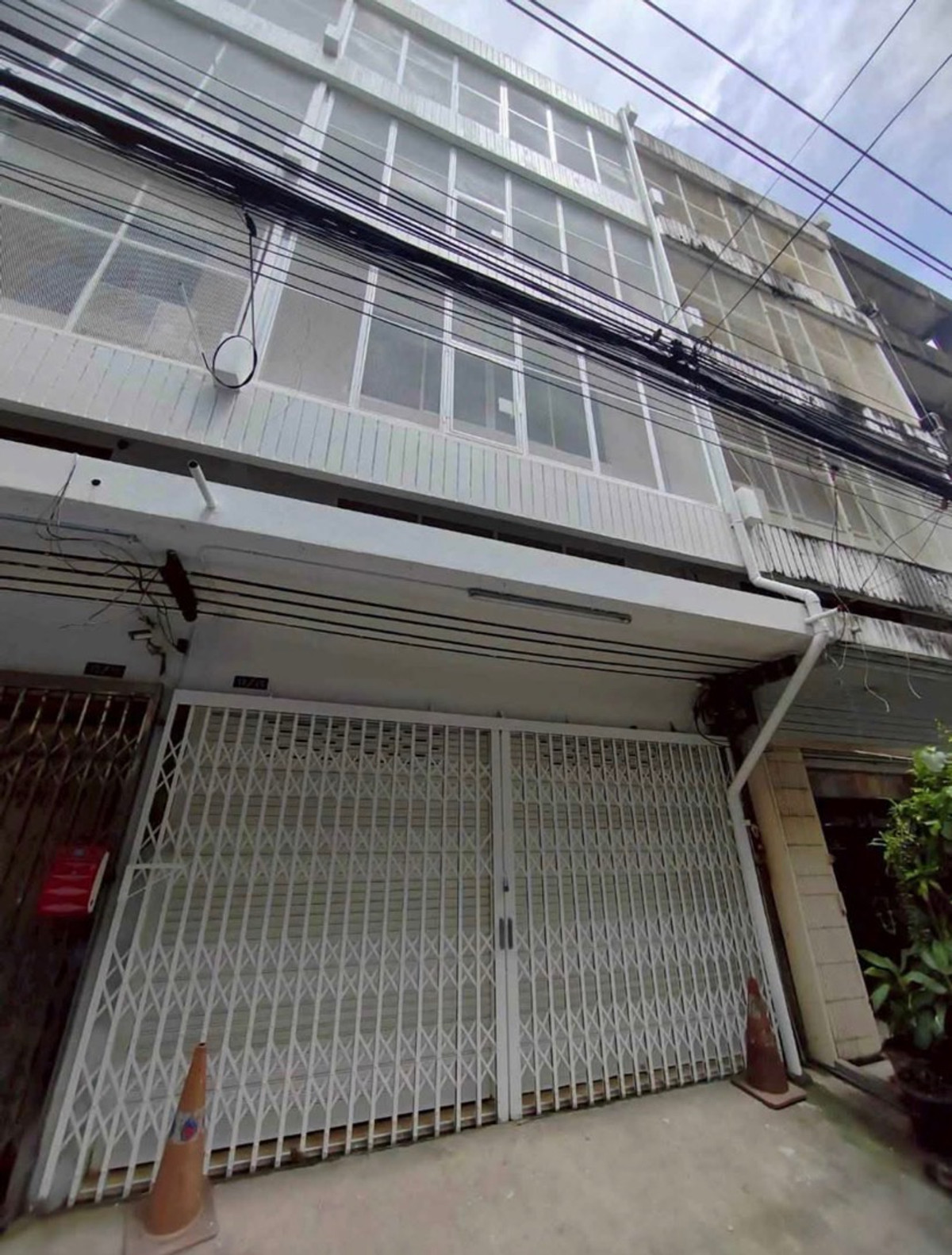 For RentHome OfficeRatchathewi,Phayathai : Commercial building for rent, 4 floors, with mezzanine and rooftop, 5 bathrooms (Soi Pradiphat Soi 1)