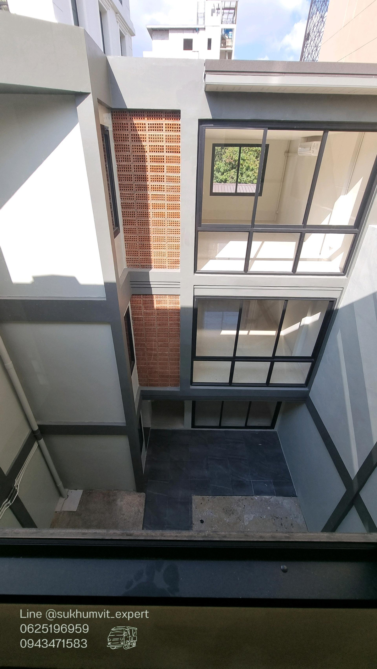 For RentRetail SpaceSukhumvit, Asoke, Thonglor : For Rent: Large Building, Total Area 300 sq.m., 2 BuildingsSuitable for showroom, studio, restaurant, office, and various types of businesses