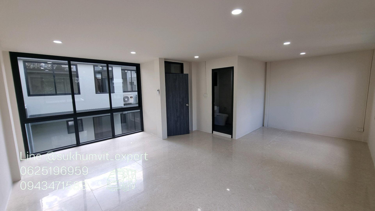 For RentRetail SpaceSukhumvit, Asoke, Thonglor : For Rent: Large Building, Total Area 300 sq.m., 2 BuildingsSuitable for showroom, studio, restaurant, office, and various types of businesses