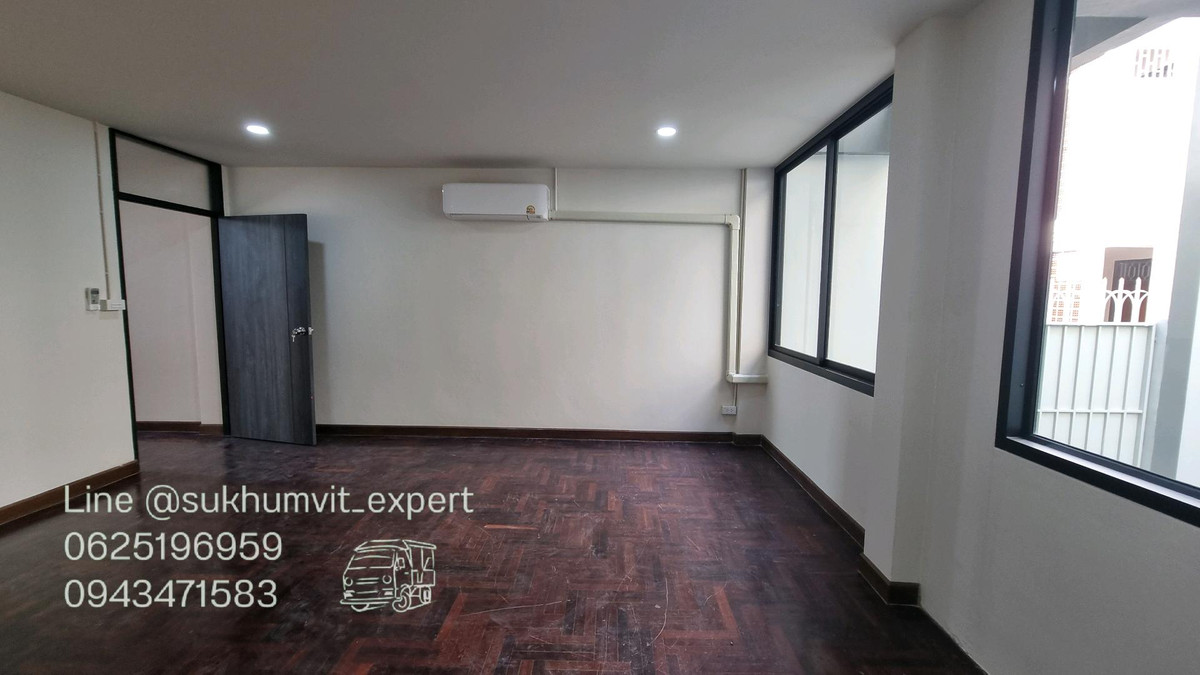 For RentHome OfficeSukhumvit, Asoke, Thonglor : For Rent: Large Building, Total Area 300 sq.m., 2 BuildingsSuitable for showroom, studio, restaurant, office, and various types of businesses