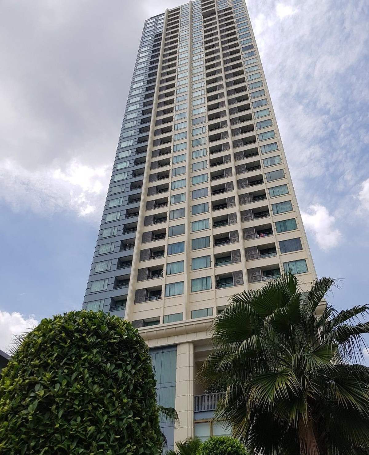 For SaleCondoRama9, Petchburi, RCA : ✨ For Sale: Q Asoke Condo ✨ 💰 Only 14,000,000 THB