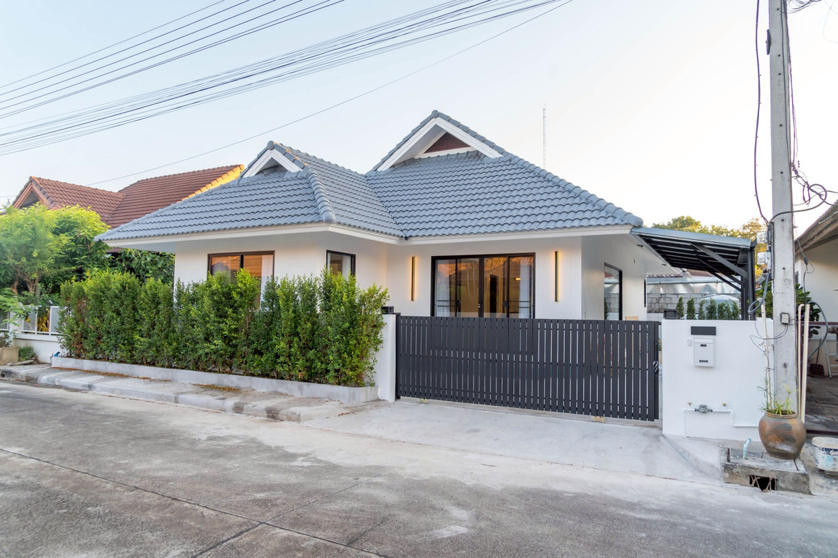 For RentHouseChiang Mai : House for rent 25,000 baht per month, travel only 10 minutes to Big C Mae Hia No.9H991.