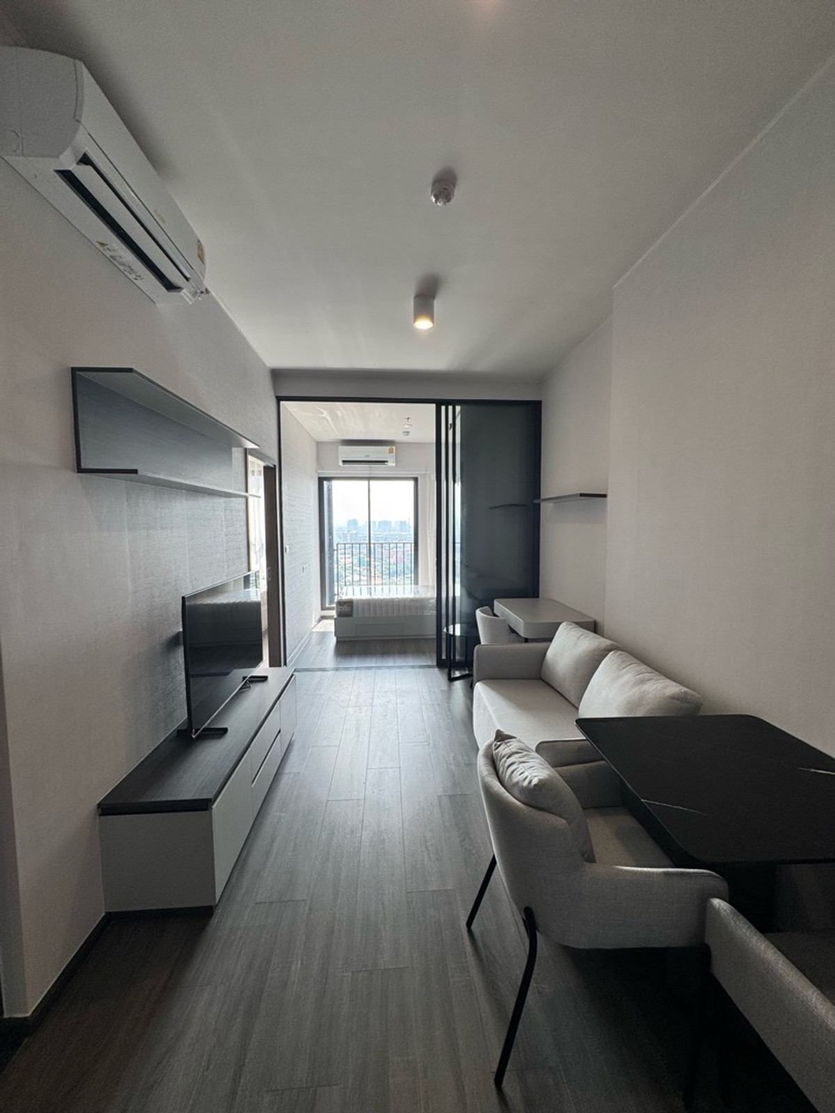 For RentCondoKhlongtoei, Kluaynamthai : For rent, 2 bedrooms, new room, Ideo Sukhumvit Rama 4, price 32,000 baht with furniture, contact 0869017364.