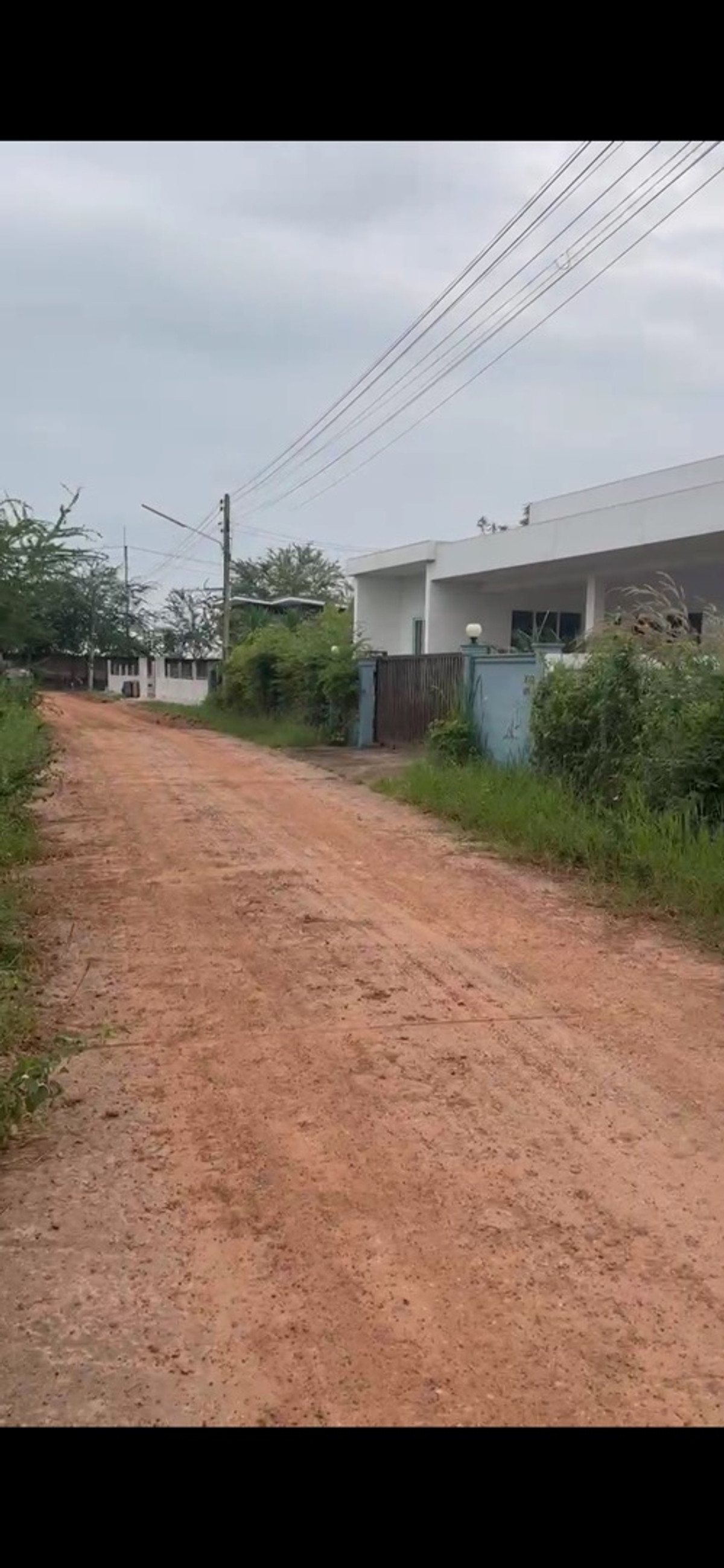 ขายที่ดินอุดรธานี : 📍 vายที่ใกล้เมือง ห่างเซเว่นบ้านหมูม่น เพียง 2นาที
✨ ที่ติดคอนกรีต มีเพื่อนบ้าน มีสองแปลงติดกันค่ะ

💰 แปลงละ 108 ตรว. 690,000 ฟรีค่าโอนค่ะ 

🔻 อบต.หมูม่น 1นาที
🔻 ถนนมิตรภาพ 4 นาที
🔻 แยกรังสินา 7 นาที
🔻 หนองแด 10 นาที
🔻 รพ.ศูนย์ 12 นาที

พิกัด ต.หมู