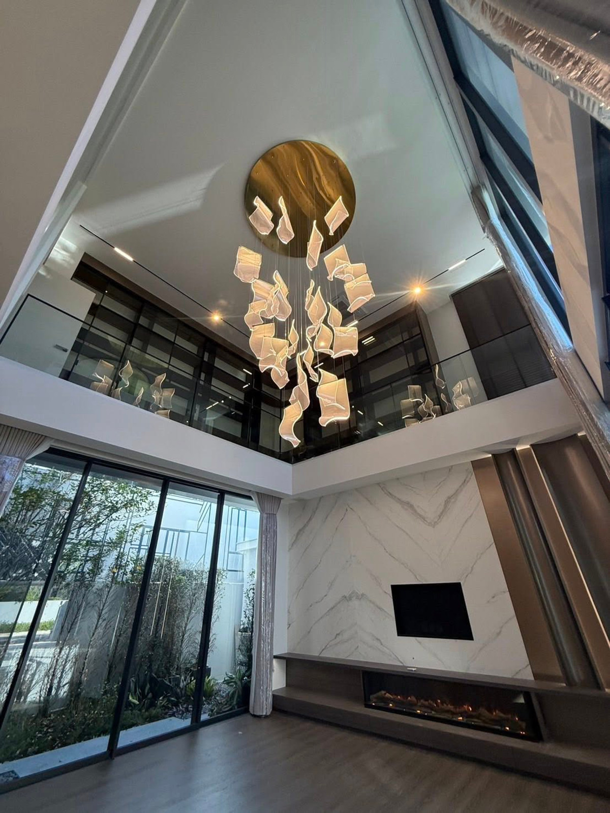 For RentHouseLadkrabang, Suwannaphum Airport : VIVE Krungthep Kreetha (New Cut) – Ultra Luxury House with Private Pool | 700K/month