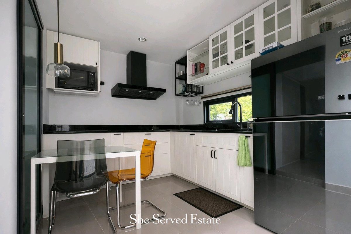 For RentChaengwatana, Muangthong : 🔸Baan Klang Muang THE EDITION Prachachuen-Ngamwongwan🔸Land 60 sq m. • Usable area 160 sq m.• 2 bedrooms, 3 bathrooms • Parking for 2 cars