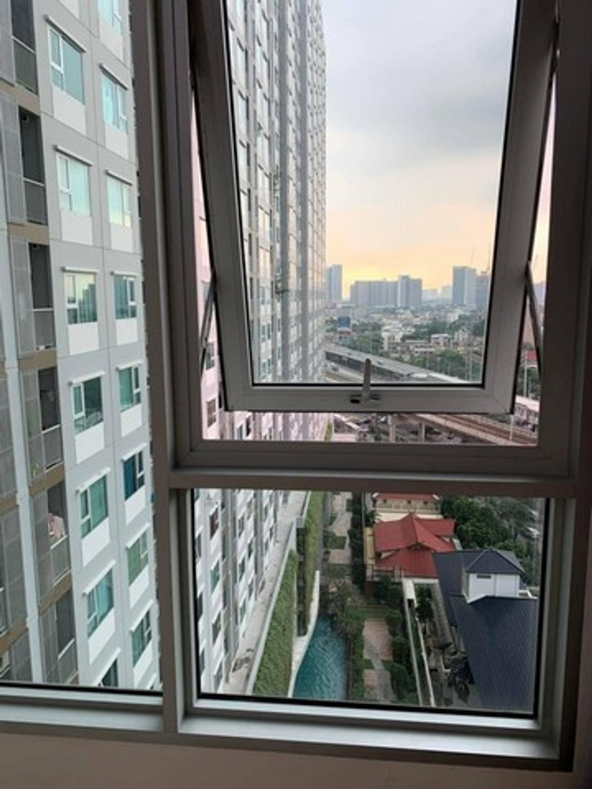 For RentCondoThaphra, Talat Phlu, Wutthakat : For rent: Aspire Sathorn-Thapra, 14th floor, size 30 sq m., fully furnished, next to BTS Talat Phlu.