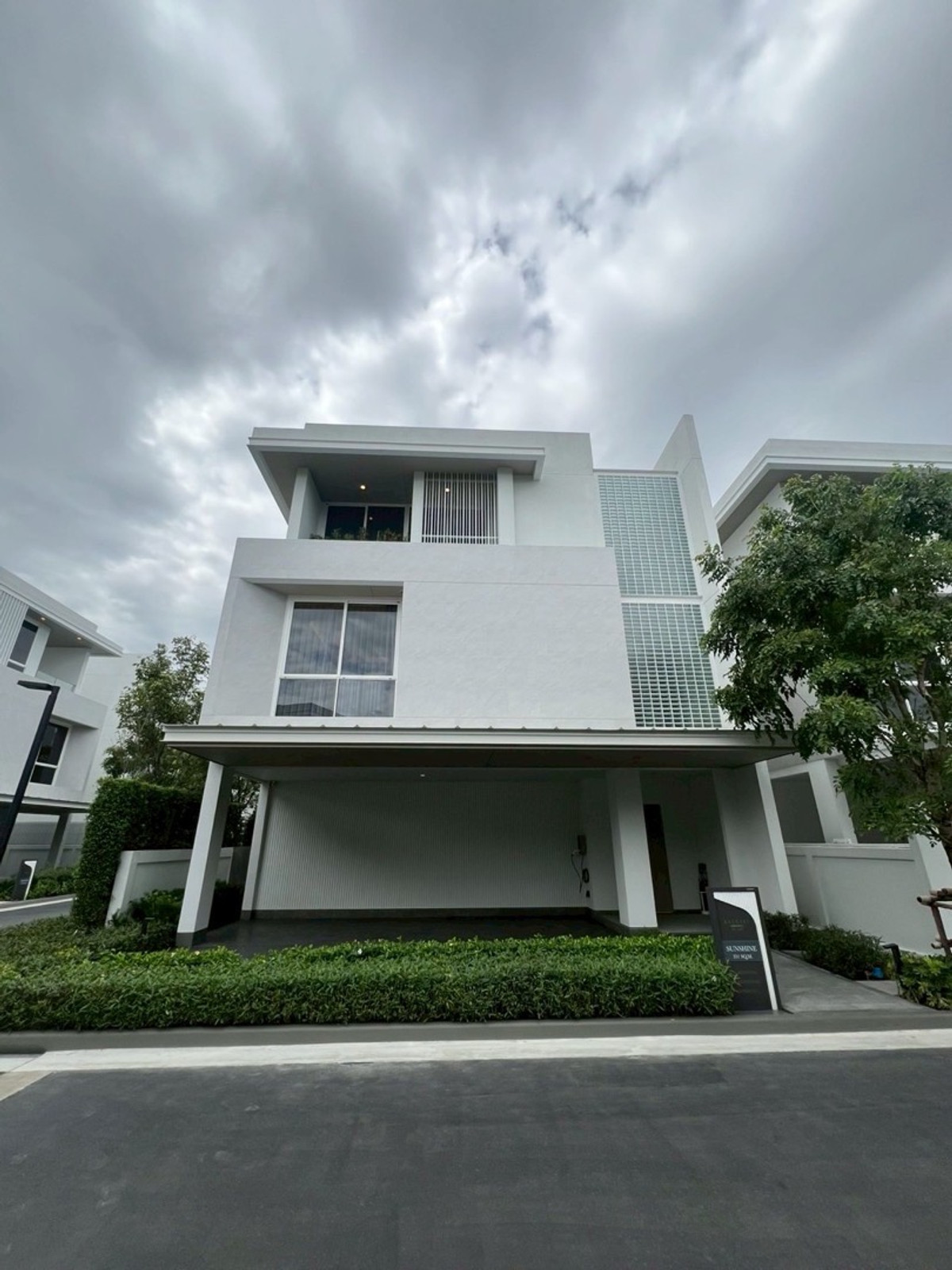 For SaleHouseOnnut, Udomsuk : 📢🔥 Urgent Sale! Luxury 3-Storey Detached House with Private Elevator | BAAN 365 Sukhumvit 77 | Near BTS On Nut | Price Reduced to 28 MB
📸 Images used in this listing are for reference purposes only.