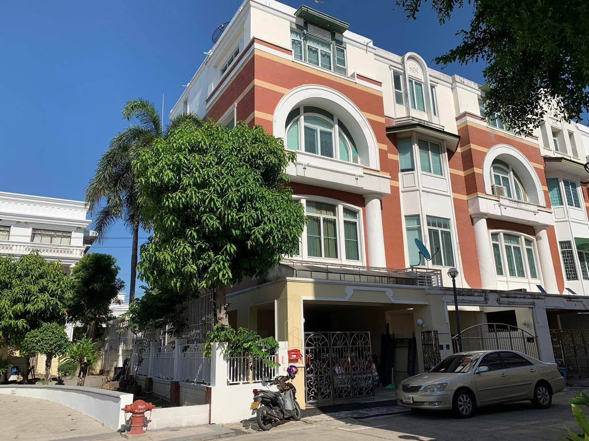 For RentTownhomeOnnut, Udomsuk : RH121725 Townhome for rent, 4 floors, corner unit, 4 bedrooms at Udomsuk 39, next to the garden, near BTS Udomsuk.