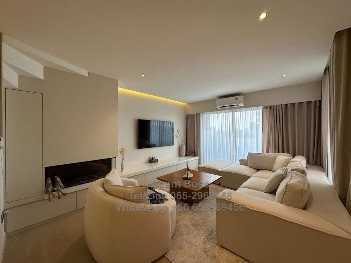 For RentCondoSukhumvit, Asoke, Thonglor : Spacious duplex unit (215 sq.m.) with 3 beds, 3 baths, a large modern kitchen, located in Ekkamai.
Recently substantially renovated, offering a fresh and upgraded living experience.
Enjoy excellent convenience, including a café on the