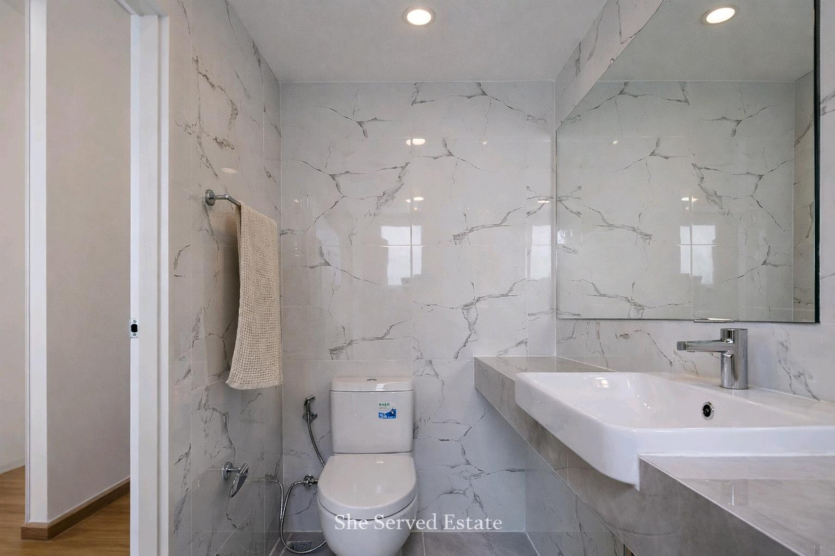 For RentChaengwatana, Muangthong : 🔸Baan Klang Muang THE EDITION Prachachuen-Ngamwongwan🔸Land 60 sq m. • Usable area 160 sq m.• 2 bedrooms, 3 bathrooms • Parking for 2 cars