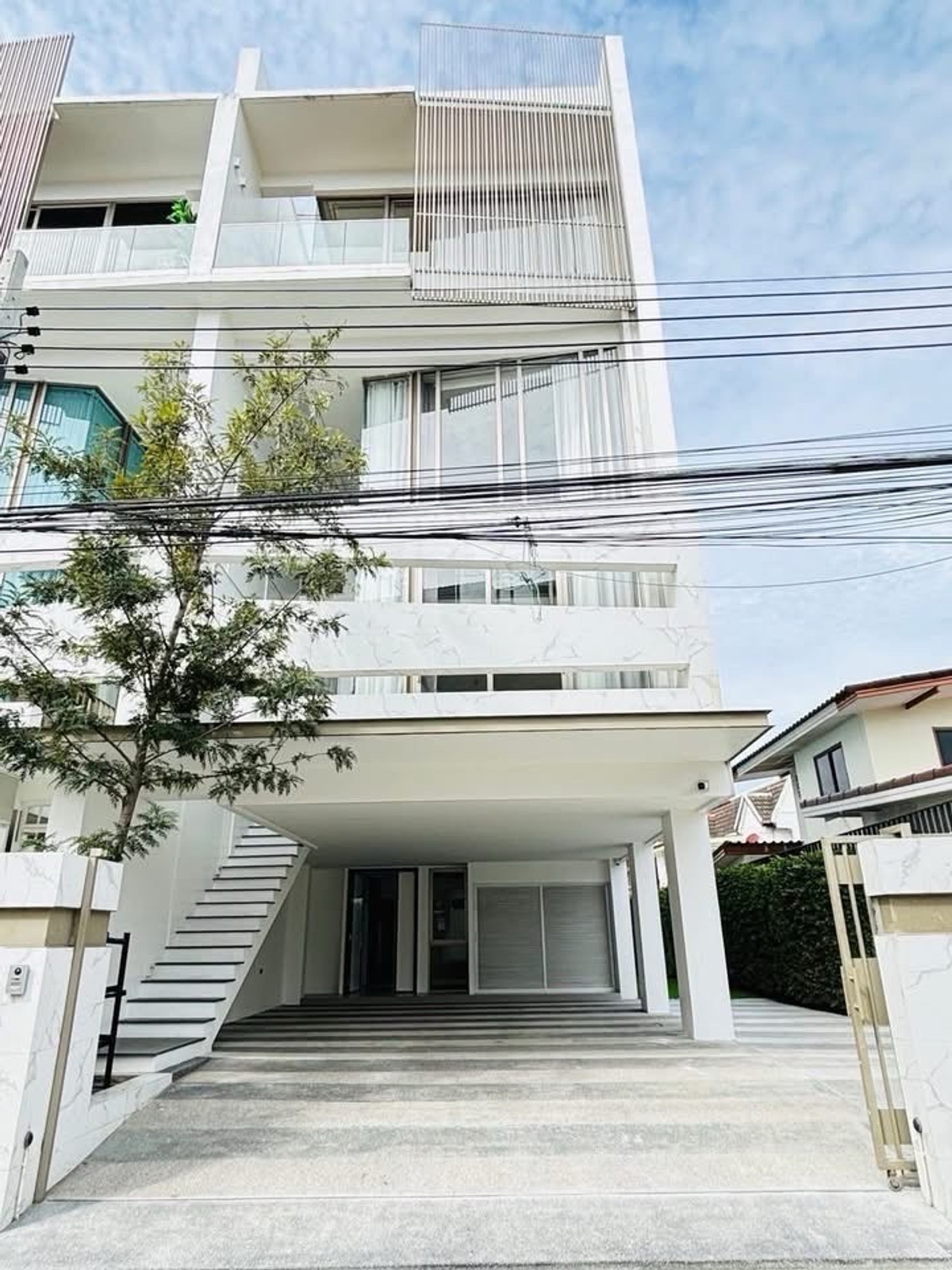 TownhomeLadprao, Central Ladprao : 🔹For sale/rent 4-story home office LUXE 35🔹 53.8 sq m • 400 sq m • 3 bedrooms, 5 bathrooms • 1 maid room • Parking for 4 cars