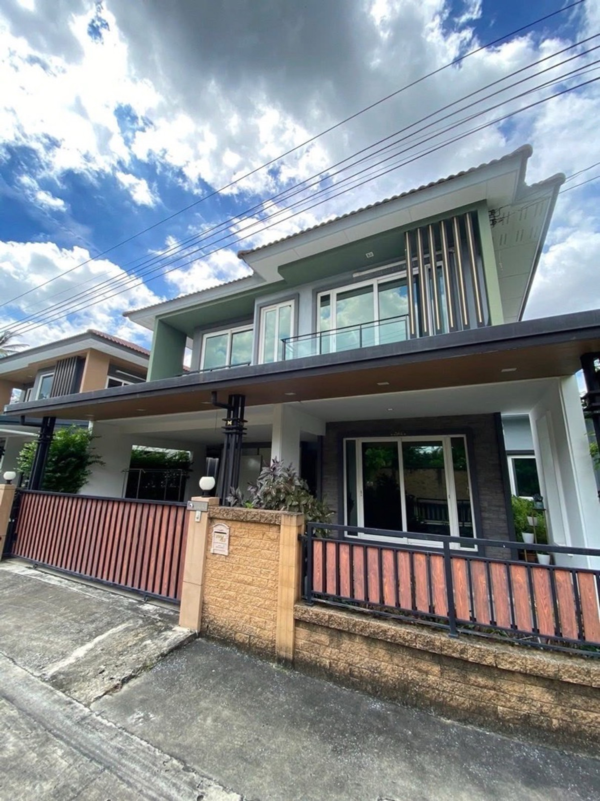 ขายบ้านพัฒนาการ ศรีนครินทร์ : 📌Golden Village 2 
📌Golden Village Onnut - Pattanakarn
โครงการ 🏘️ หมู่บ้านโกลเด้น วิลเลจ อ่อนนุช-พัฒนาการ

- บ้านเดี่ยว 2 ชั้น 
- ที่จอดรถ 2 คัน
-  3 ห้องนอน
-  1 ห้องทำงาน
-  3 ห้องน้ำ

ที่ตั้ง📍บ้านเลขที่ 200/43 ซอยอ่อนนุช 65 แยก 14  ถนนอ่อนนุช-ประเว