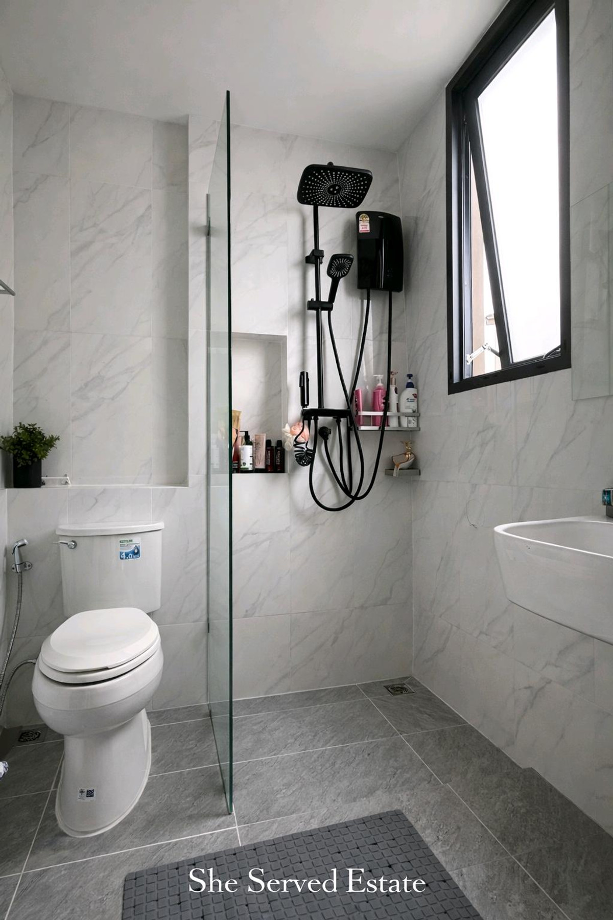 For RentChaengwatana, Muangthong : 🔸Baan Klang Muang THE EDITION Prachachuen-Ngamwongwan🔸Land 60 sq m. • Usable area 160 sq m.• 2 bedrooms, 3 bathrooms • Parking for 2 cars