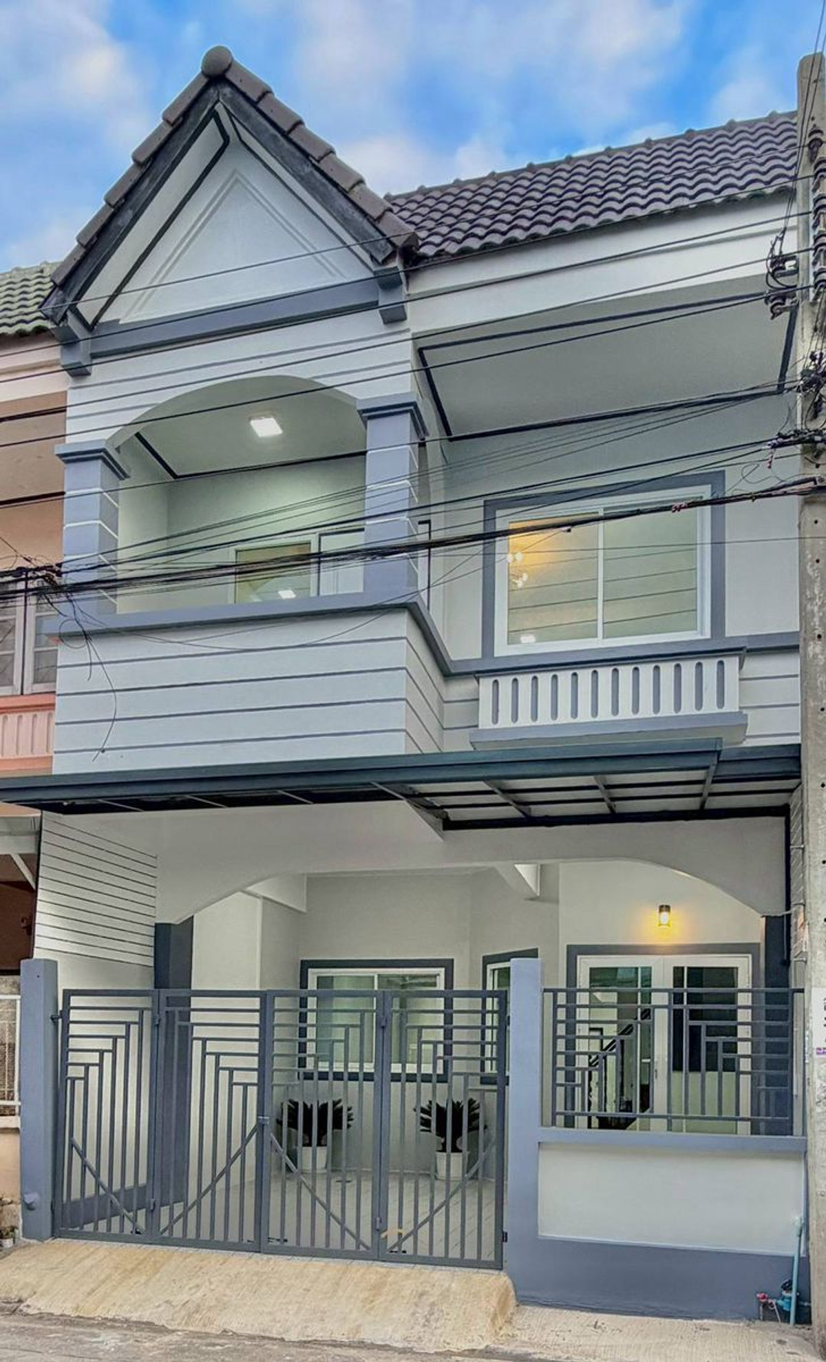 ขายทาวน์โฮมนนทบุรี บางใหญ่ บางบัวทอง : ขายทาวน์เฮ้าส์ 2 ชั้น หมู่บ้านบัวทองธานี ติดถนนกาญจนาภิเษก เนื้อที่ 20 ตารางวา 3 ห้องนอน ตำบลบางบัวทอง อำเภอบางบัวทอง จังหวัดนนทบุรี