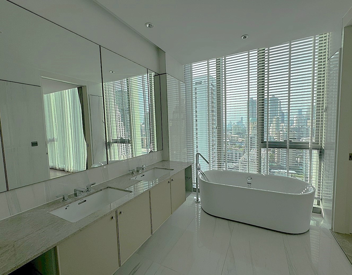 For RentCondoSukhumvit, Asoke, Thonglor : A high-end condominium offering a lush, peaceful, and private atmosphere with a beautiful view in the Sukhumvit ** NO CO-AGENT ** 