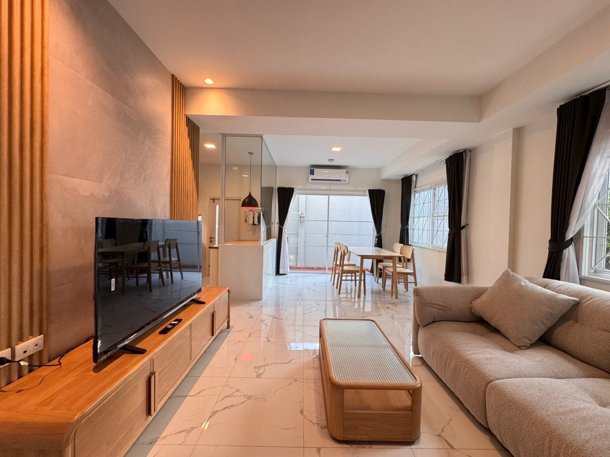 ให้เช่าทาวน์โฮมบางนา แบริ่ง ลาซาล : 💥ForRent💥3Bed • Indy Bangna-Ramkhamhang 2 🏡 Near Mega Bangna ✨ Duplex ‼️Corner House 🌟 Pet Friendly 🐶 Ready to move in ‼️