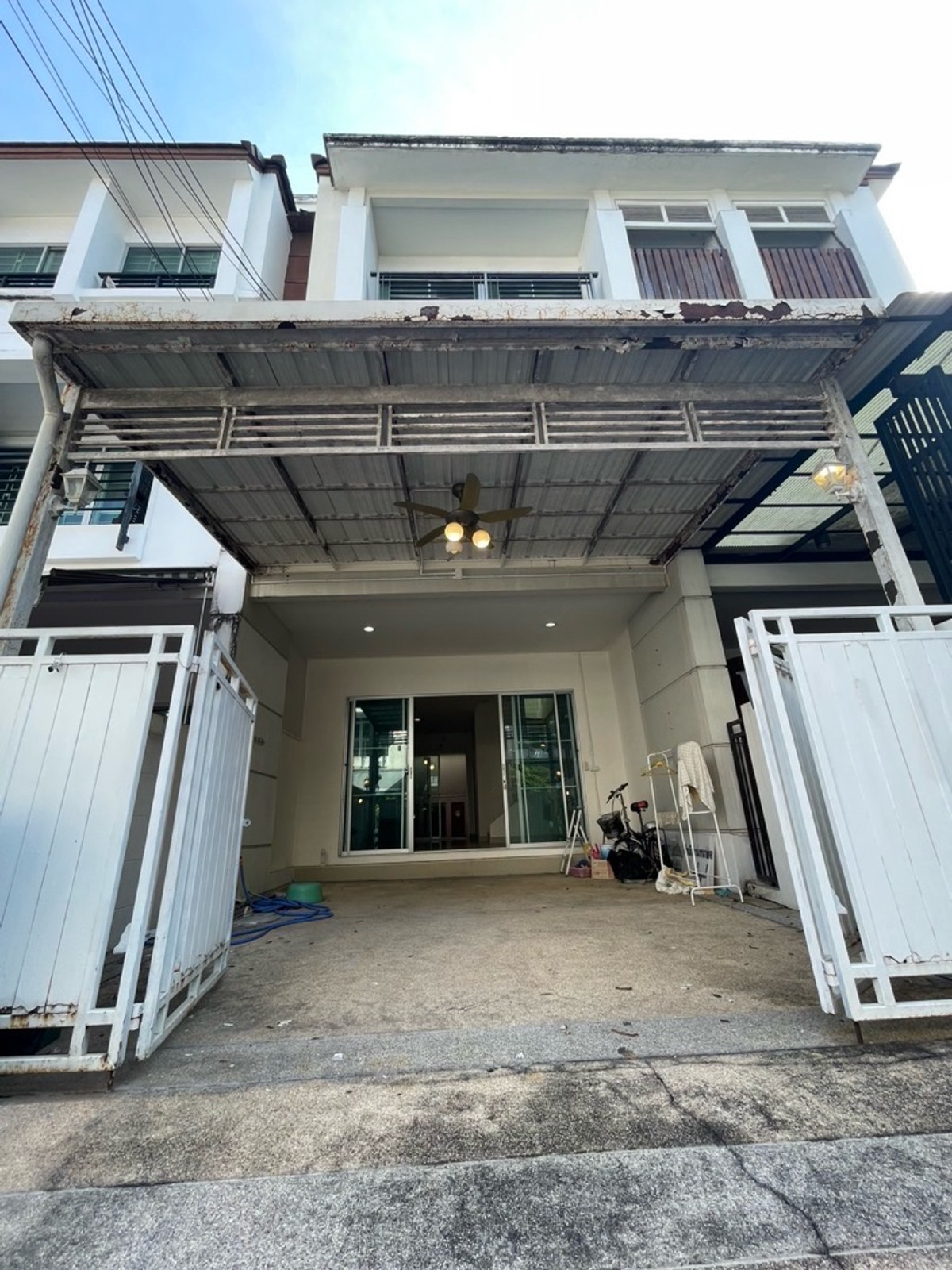 For RentTownhomeKaset Nawamin,Ladplakao : Townhome for rent Baan Klang Muang Swiss Town Kaset Nawamin decorated with furniture (partially), curtains throughout the house.