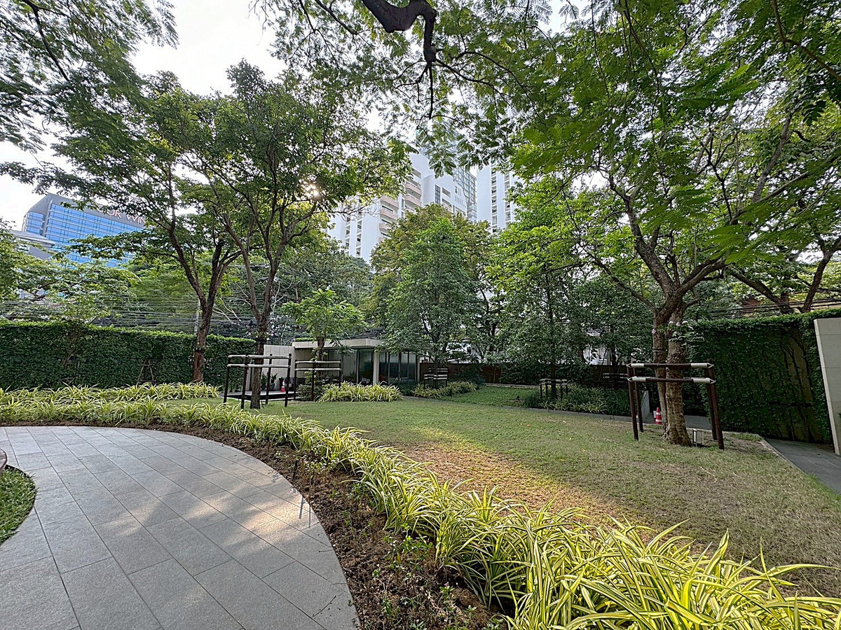 For RentCondoSukhumvit, Asoke, Thonglor : A high-end condominium offering a lush, peaceful, and private atmosphere with a beautiful view in the Sukhumvit ** NO CO-AGENT ** 