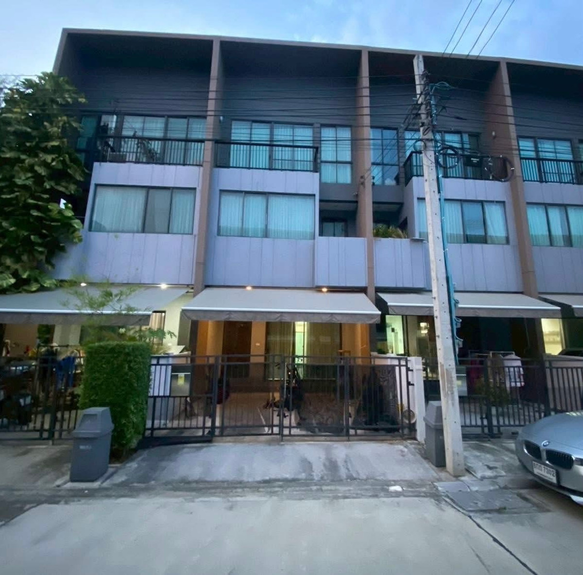 For RentTownhomeNawamin, Ramindra : Townhome for rent Baan Klang Muang Watcharaphon allows pets. Near Liab Duan Market, Ramindra and Saimai Avenue.