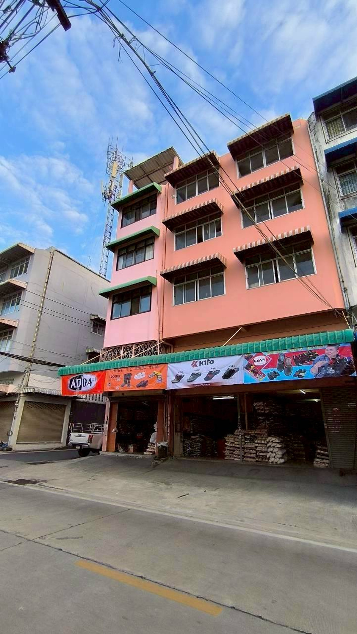 For SaleShop HouseEakachai, Bang Bon : For sale: 4-story commercial building, 3 adjacent units, 57.80 sq m., Soi Kamnan Maen 13, Intersection 31, Bang Bon Subdistrict, Bang Khun Thian District, Bangkok, price 28,000,000 baht.