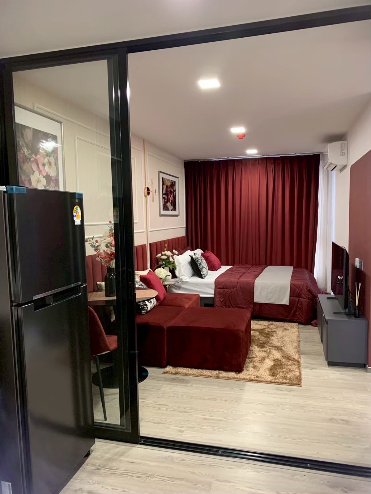 For SaleCondoRatchadapisek, Huaikwang, Suttisan : 1st hand dressing room for sale for investors Guaranteed rent, 1 Bed Exclusive, closed kitchen next to balcony. Just carry your bags and move in 🎯Maroon Ratchada 32🎯