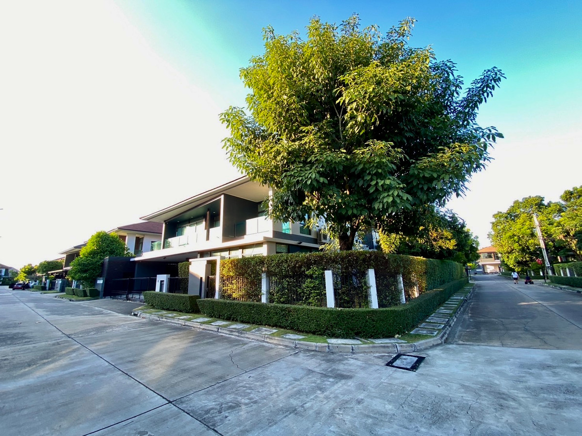 For RentHousePattanakan, Srinakarin : For Rent | Ultra-Luxury Detached Home at Setthasiri Krungthep Kreetha (corner unit) Largest House Type | Fully Furnished | Pet Friendly | Near Brighton College Bangkok