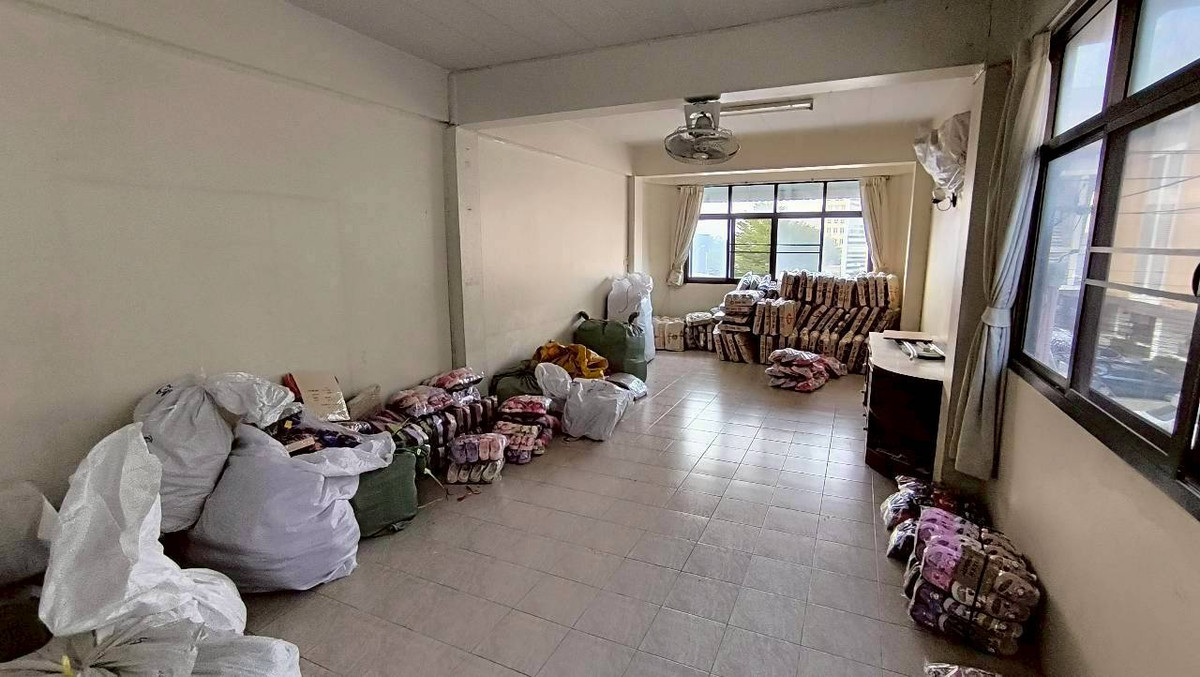 For SaleShop HouseEakachai, Bang Bon : For sale: 4-story commercial building, 3 adjacent units, 57.80 sq m., Soi Kamnan Maen 13, Intersection 31, Bang Bon Subdistrict, Bang Khun Thian District, Bangkok, price 28,000,000 baht.