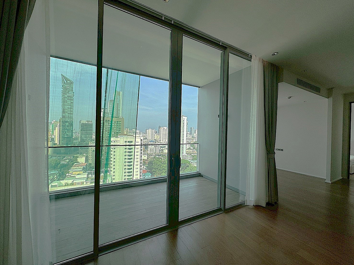 For RentCondoSukhumvit, Asoke, Thonglor : A high-end condominium offering a lush, peaceful, and private atmosphere with a beautiful view in the Sukhumvit ** NO CO-AGENT ** 