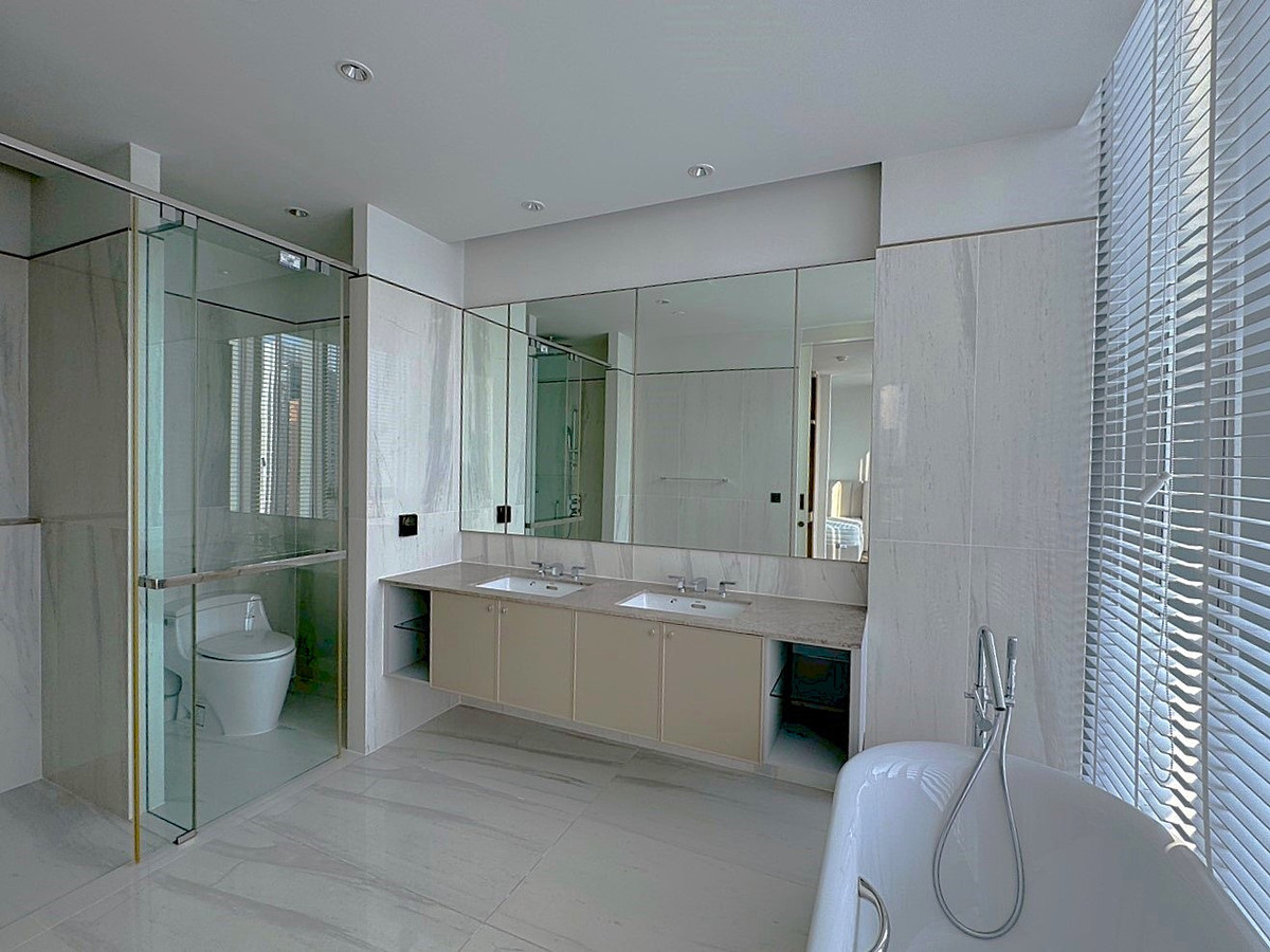 For RentCondoSukhumvit, Asoke, Thonglor : A high-end condominium offering a lush, peaceful, and private atmosphere with a beautiful view in the Sukhumvit ** NO CO-AGENT ** 