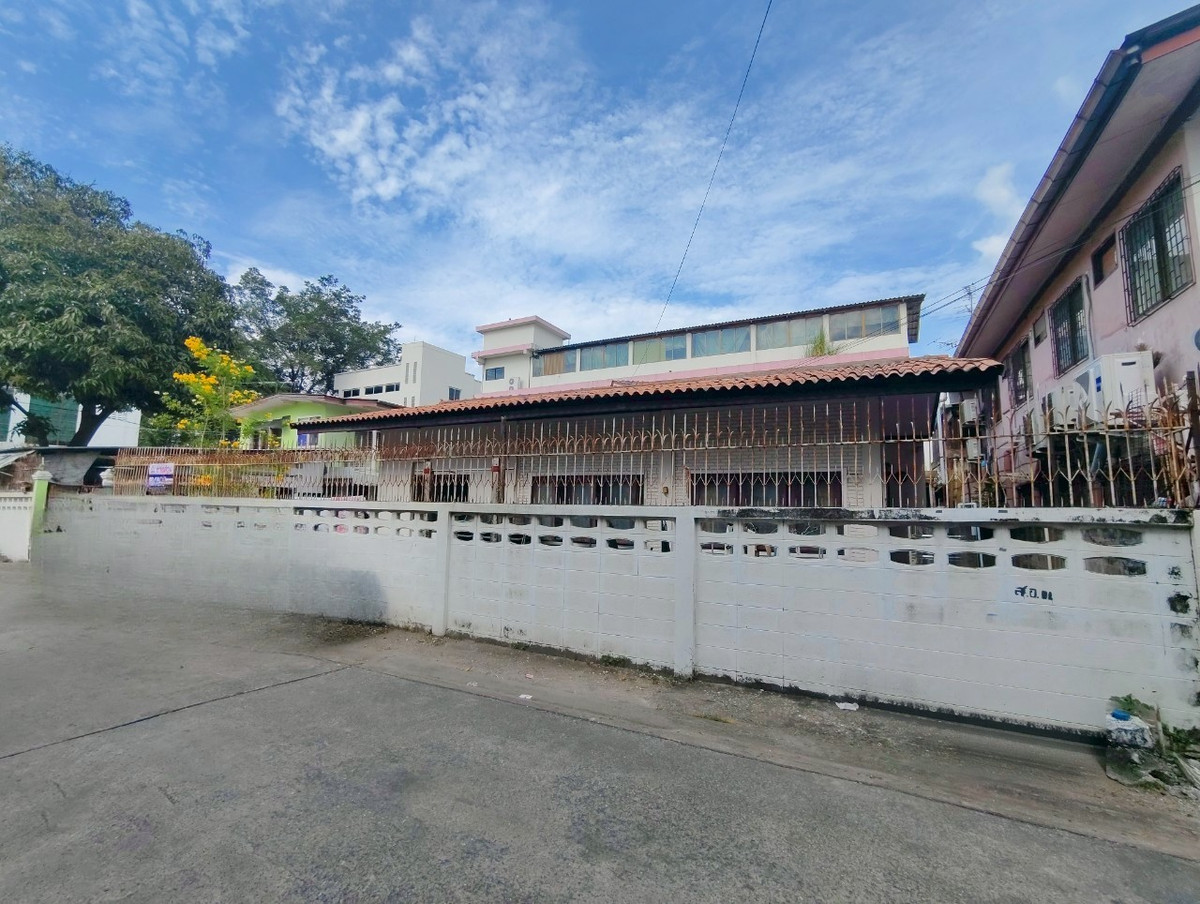 ขายที่ดินเสรีไทย-นิด้า : ที่ดินพร้อมบ้าน 2 หลัง ซอยเสรีไทย 17  ถนนเสรีไทย แขวงคลองกุ่ม เขตบางกะปิ กรุงเทพมหานคร 